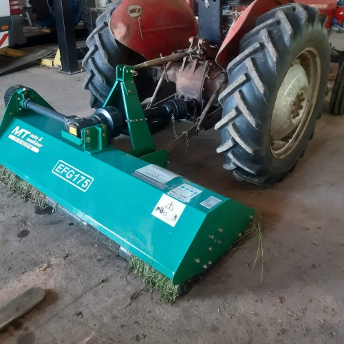 Ældre traktor med EFG155 slagleklipper på værkstedet