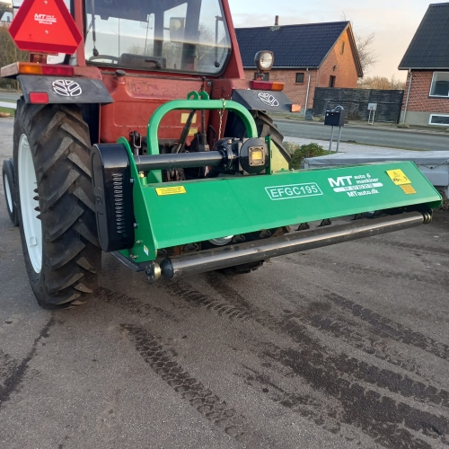 Traktor med EFG155 slagleklipper monteret bagpå