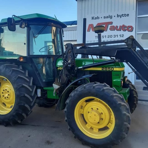 John Deere 2850 med frontlæsser hos MT Auto &amp; Maskiner