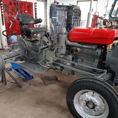Ældre traktor under renovering på værkstedet